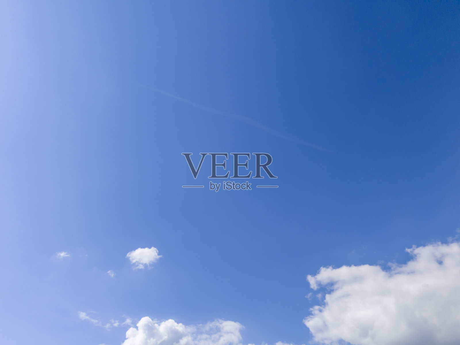 蓝天白云背景。晴朗的蓝天和白云。照片摄影图片