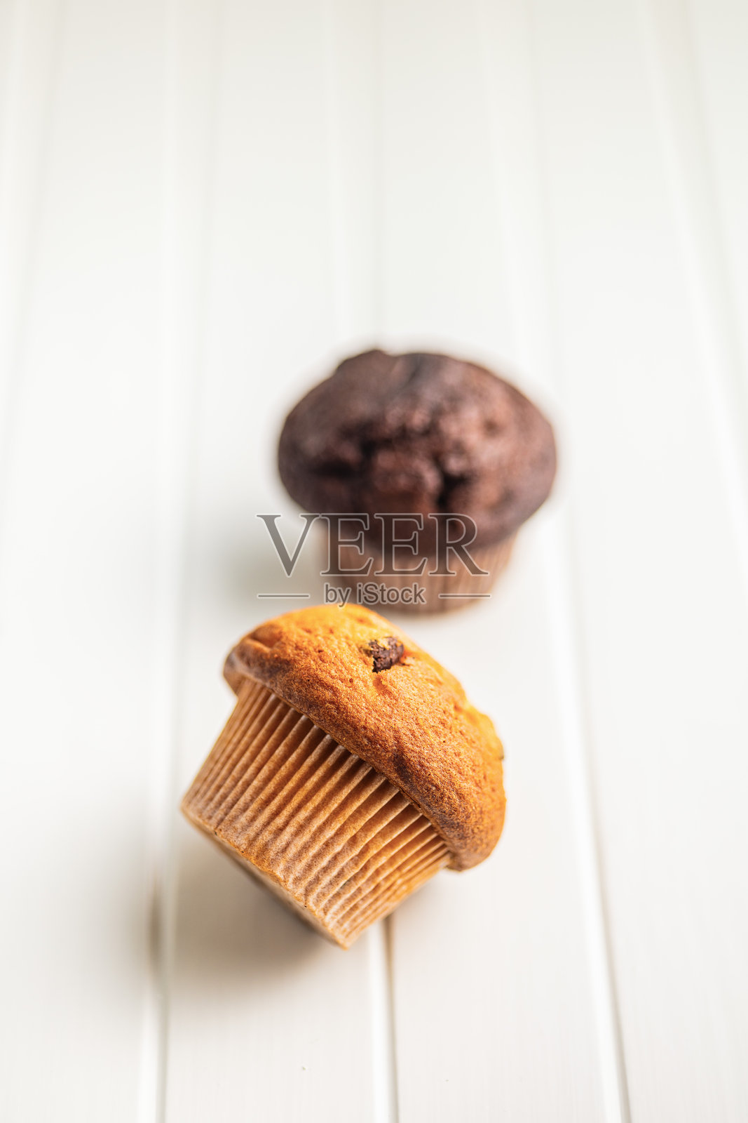 白色桌子上的甜松饼蛋糕。照片摄影图片