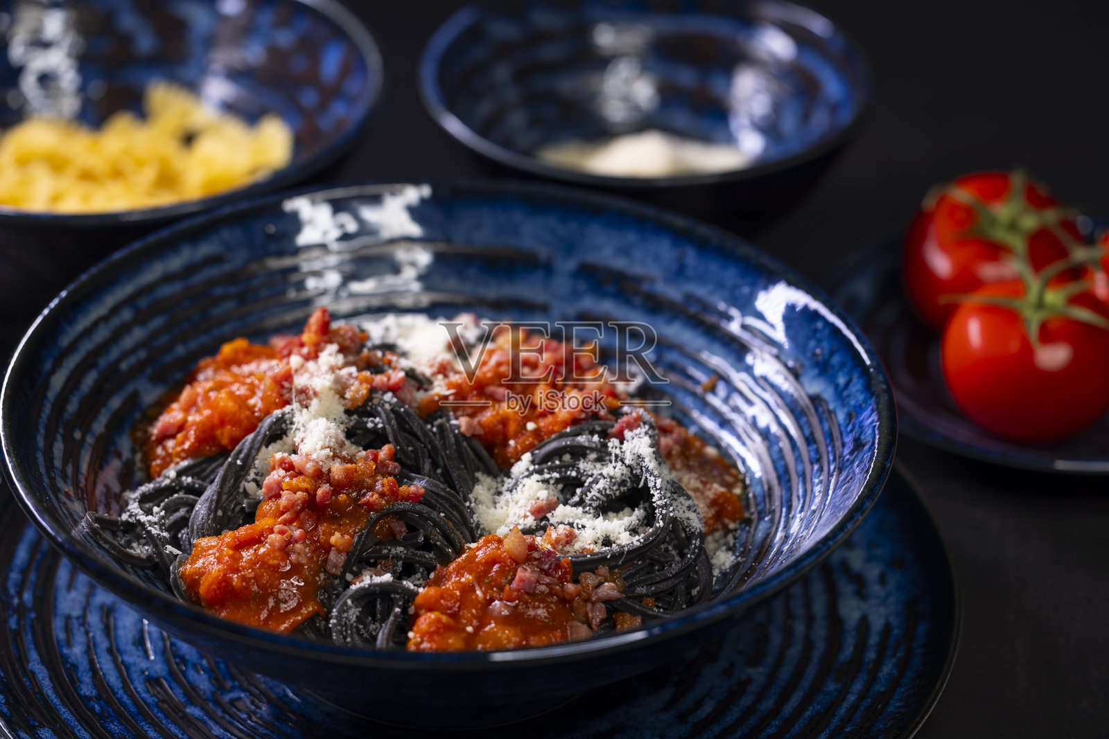 意大利静物画，包含意大利面和番茄照片摄影图片