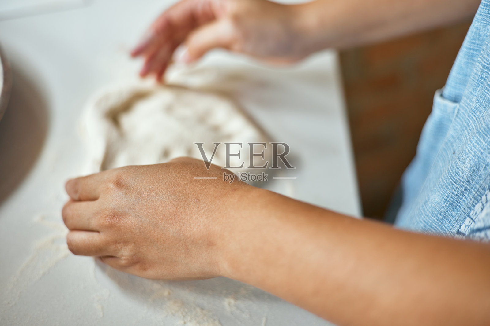 双手揉捏面团制作比萨饼照片摄影图片