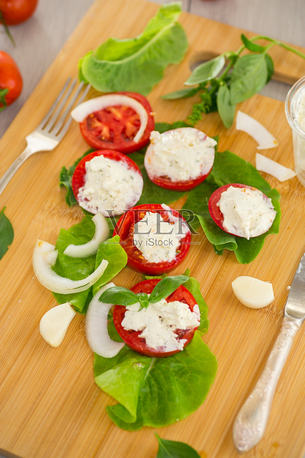 番茄角配农家奶酪馅和大蒜，辛辣开胃菜照片摄影图片