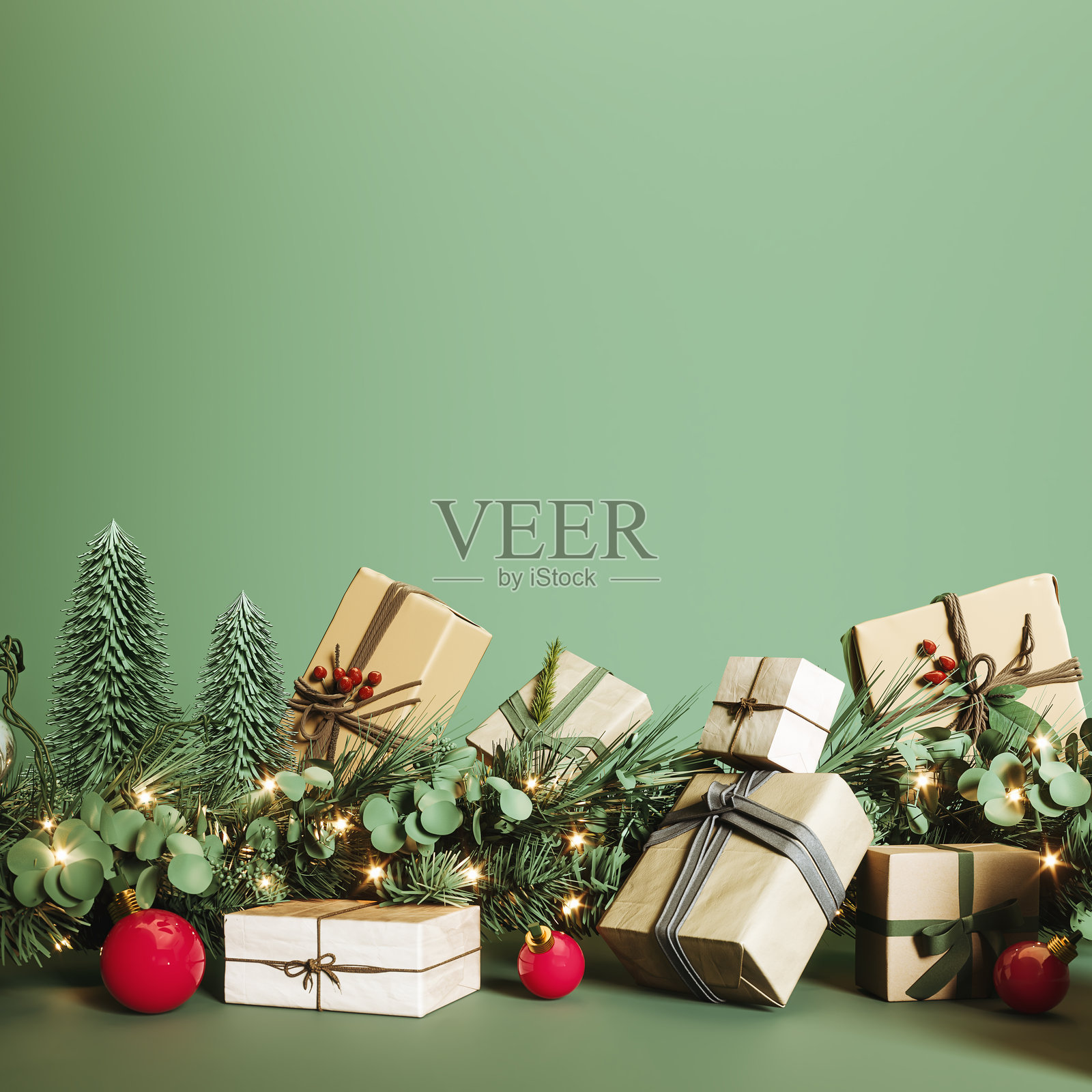 美丽的圣诞花环，配有礼品盒和绿色背景上的空白区域。贺卡设计。照片摄影图片