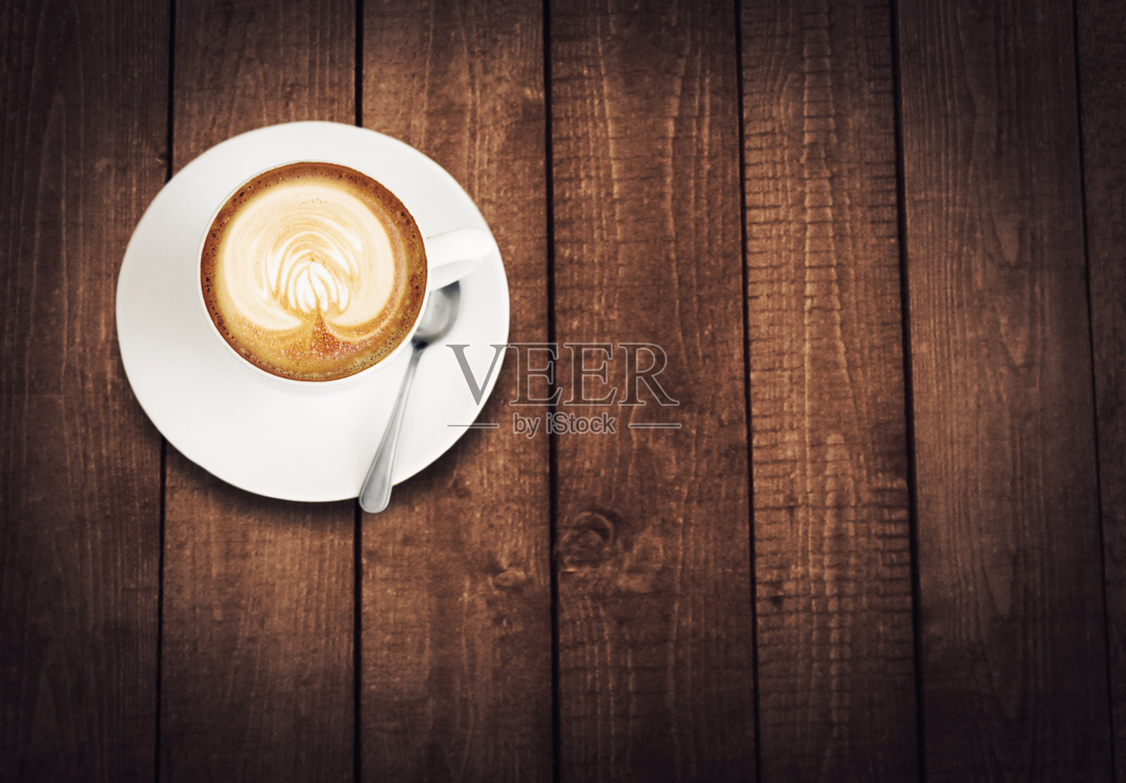 咖啡，上面和咖啡馆与木桌饮料，卡布奇诺或热饮和泡沫。俯视图杯咖啡因，深烤或奶油在桌子上的小型企业餐厅，商店或模型空间照片摄影图片