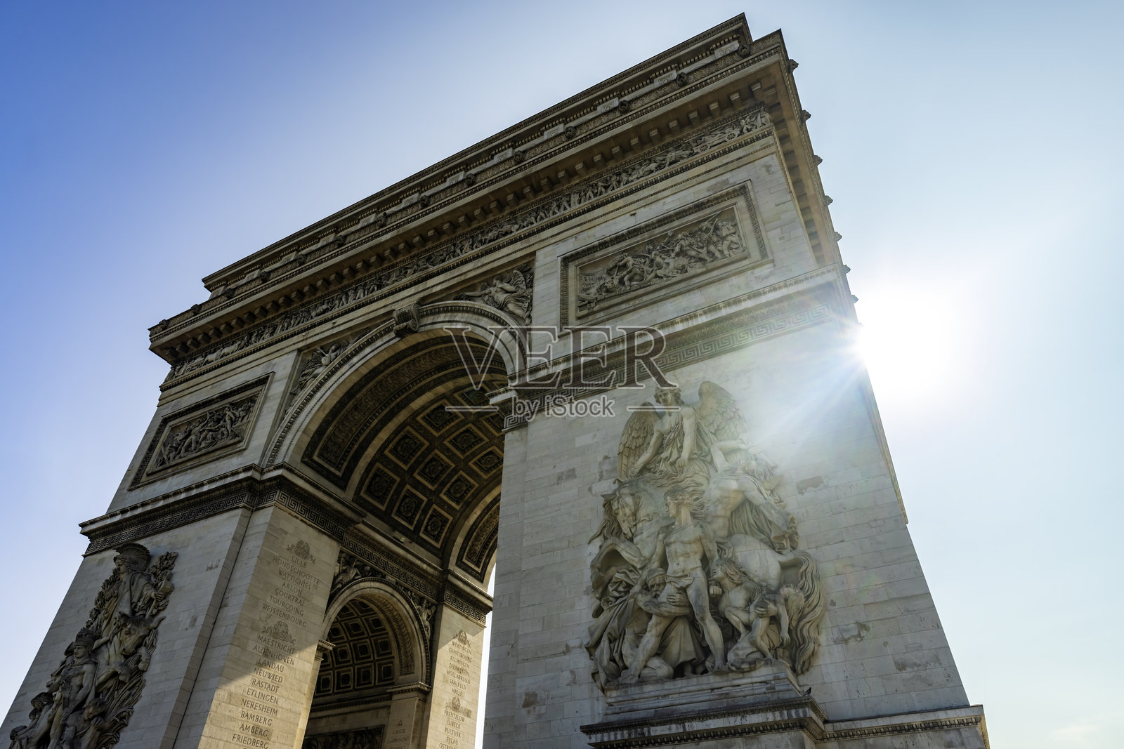 阳光下的巴黎凯旋门照片摄影图片