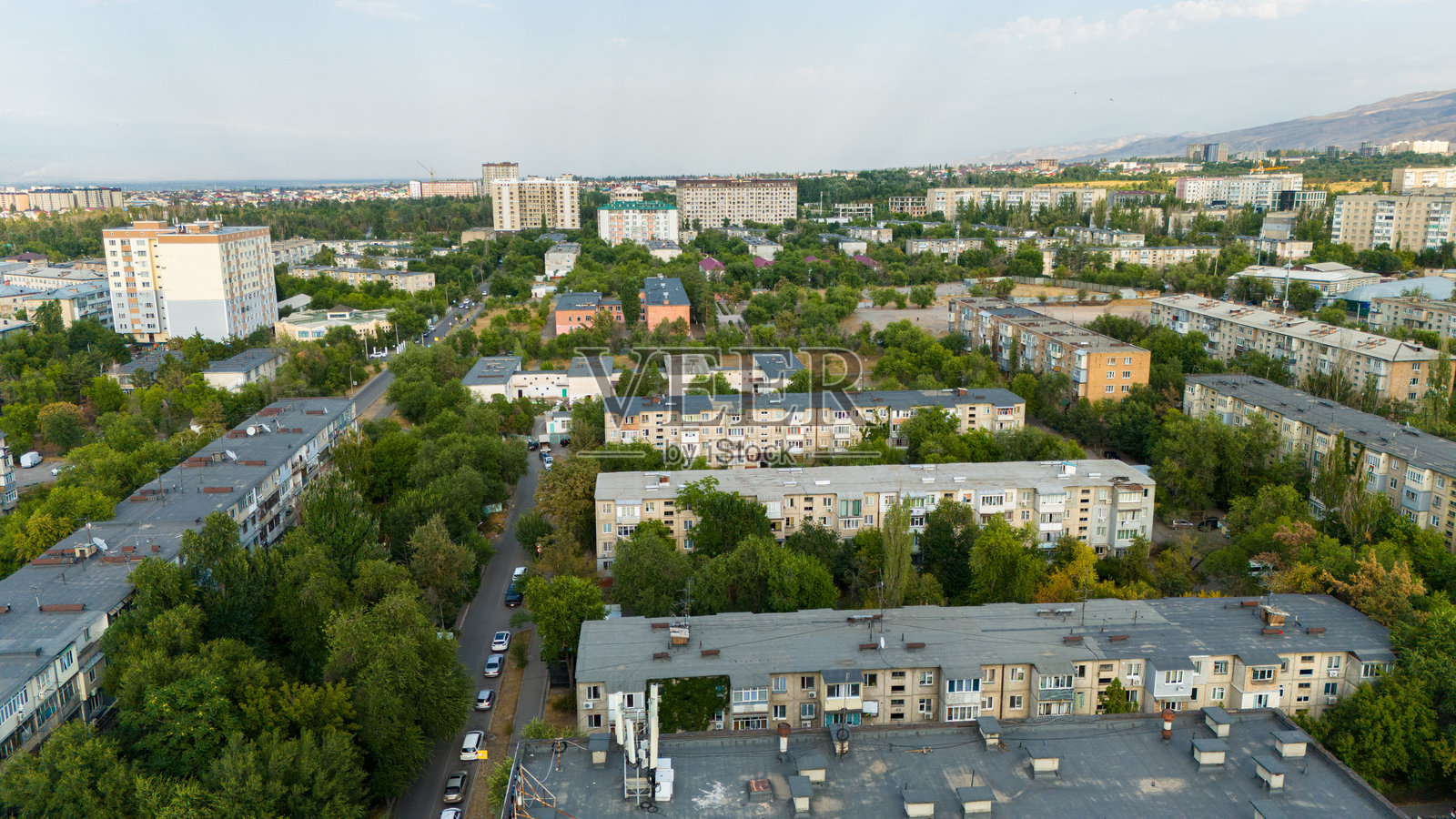 比什凯克市鸟瞰图，背景是山脉照片摄影图片