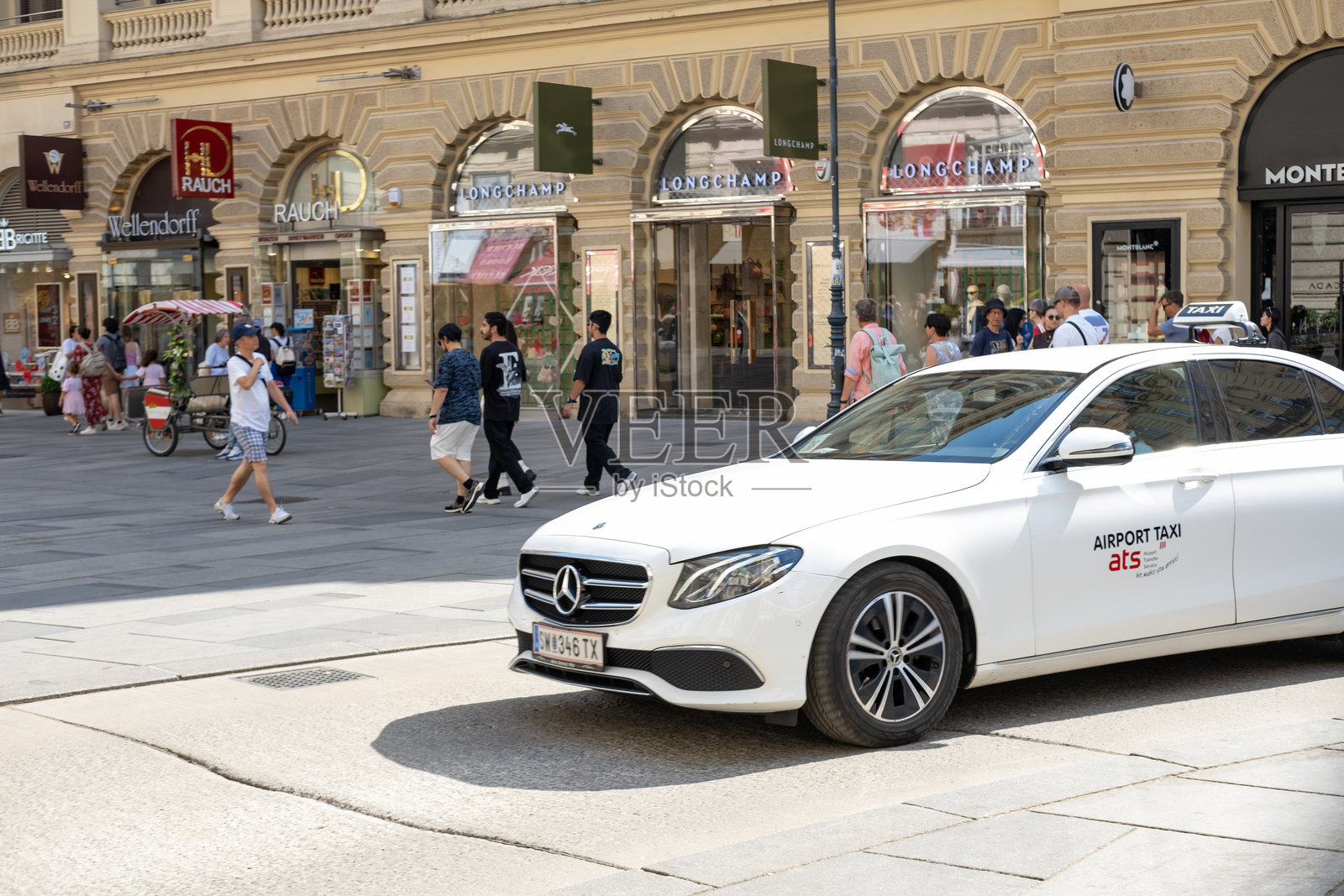 8月1日，奥地利首都维也纳，当地居民和游客聚集在维也纳格拉本大街。奥地利市民和游客在市中心、地标、公共空间相遇照片摄影图片