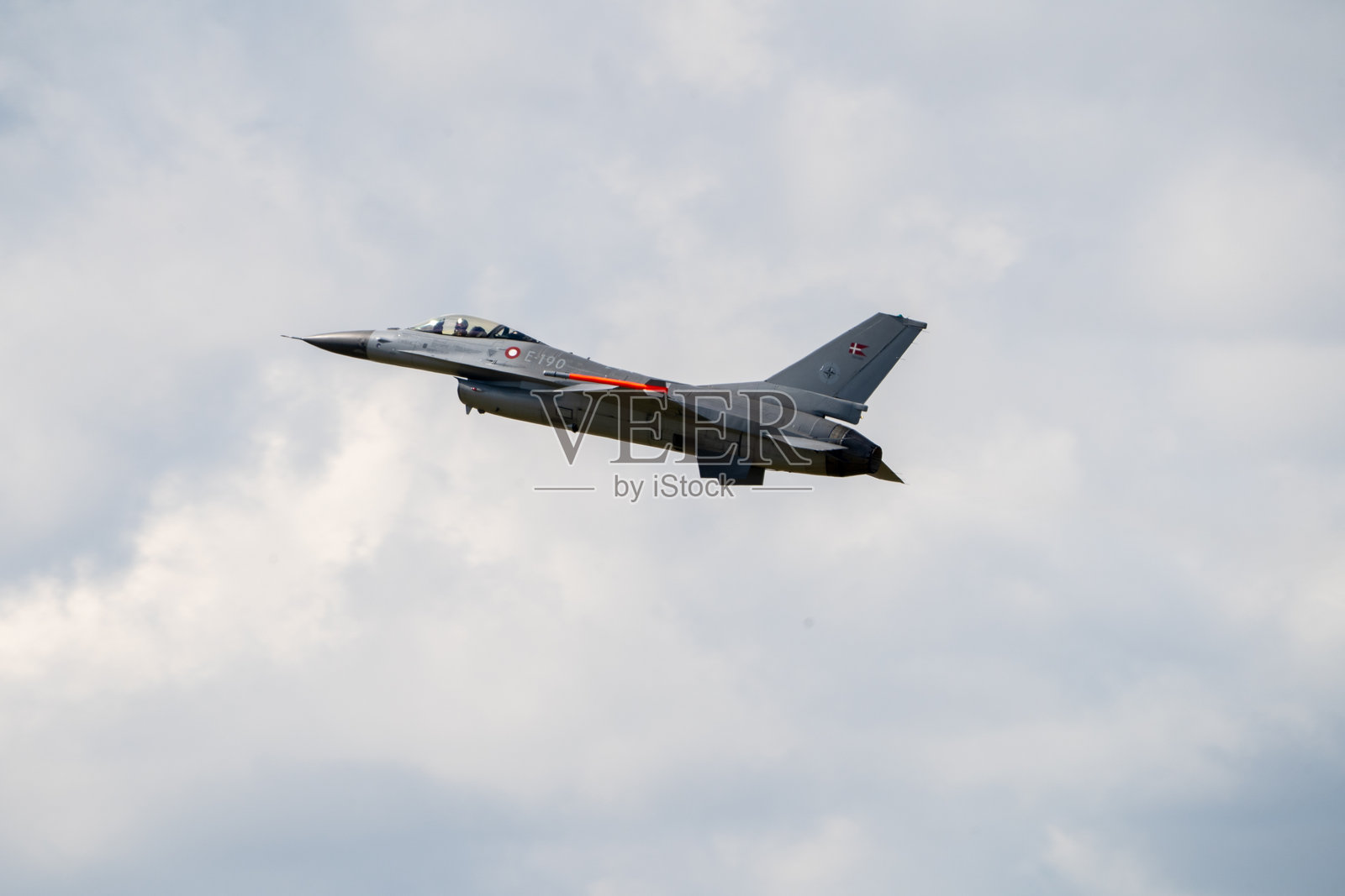 范堡罗，汉普郡- 2024年7月22日:丹麦空军通用动力F-16AM战斗猎鹰E-190照片摄影图片