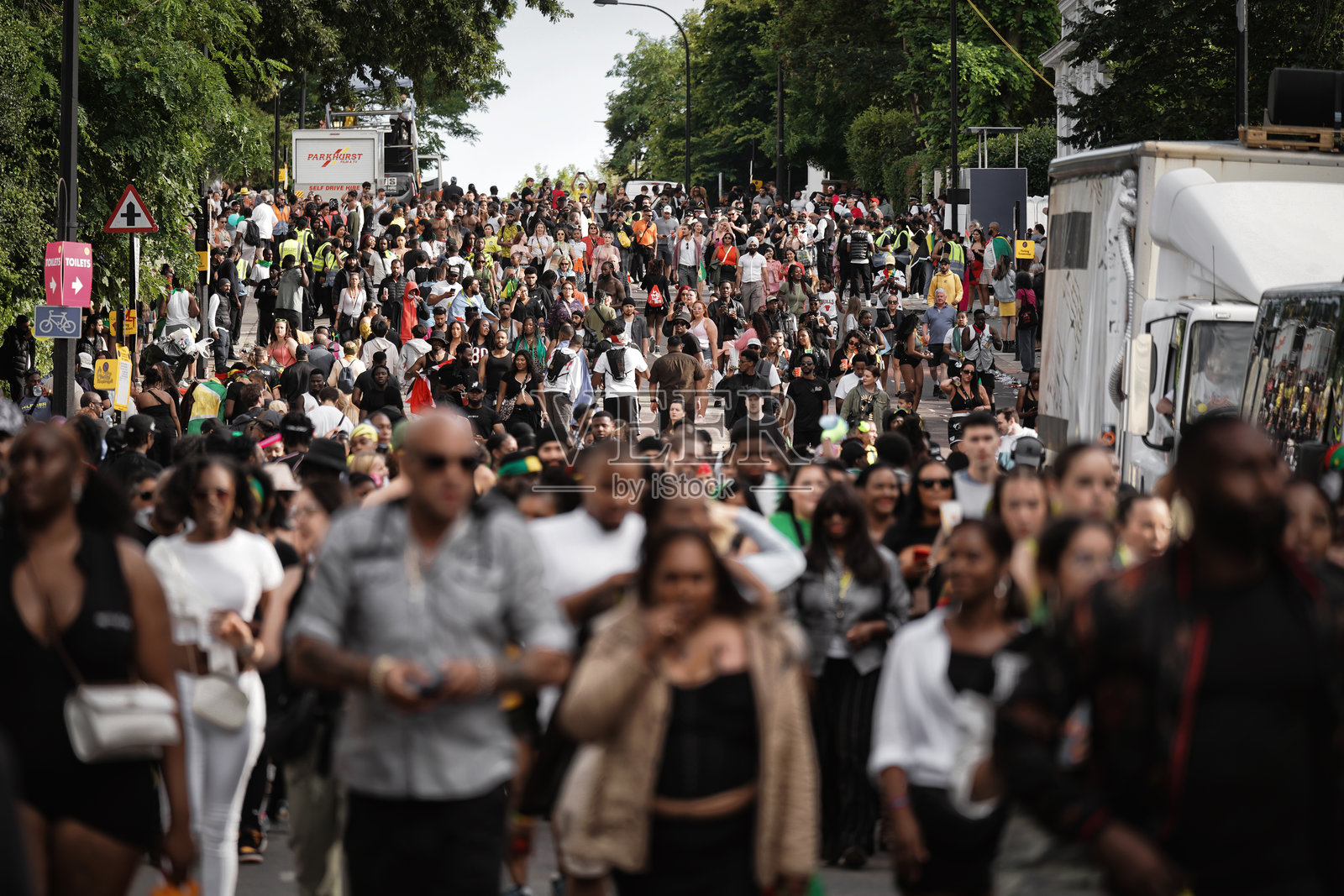 一个标志性的场景:成千上万的人在诺丁山庆祝诺丁山嘉年华街头节，拉德布鲁克格罗夫街，西伦敦，英国，英格兰。照片摄影图片