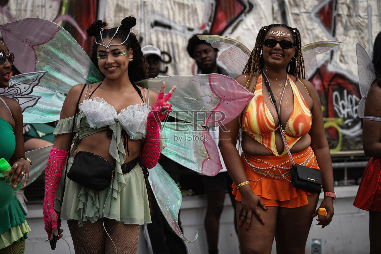 英国英格兰西伦敦诺丁山街头狂欢节上的英国黑人文化人:伦敦的多元文化认同与加勒比黑人遗产照片摄影图片