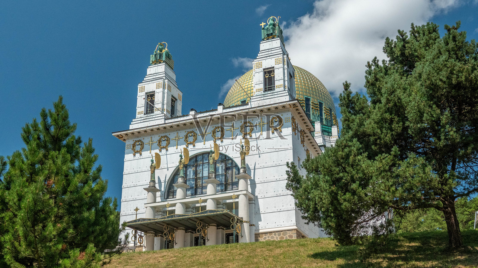 新艺术风格的教堂:奥地利维也纳斯坦霍夫的奥托·瓦格纳教堂。彩色玻璃窗照片摄影图片