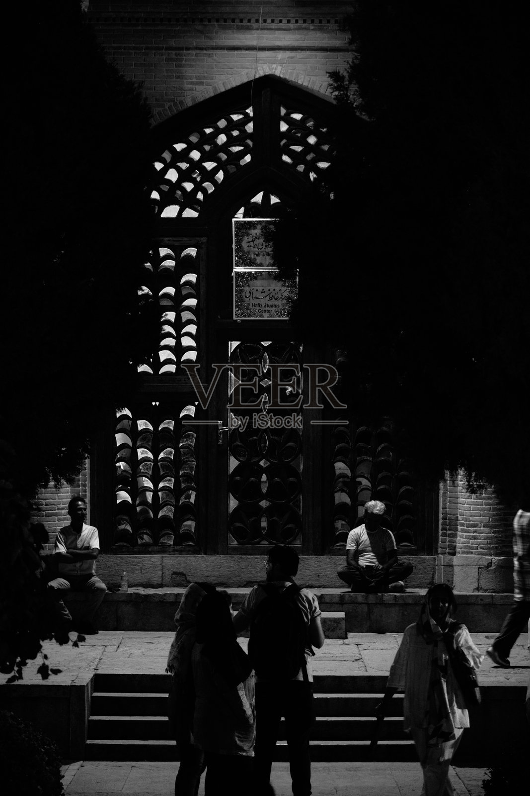 在哈菲兹墓夜晚的人物照片摄影图片