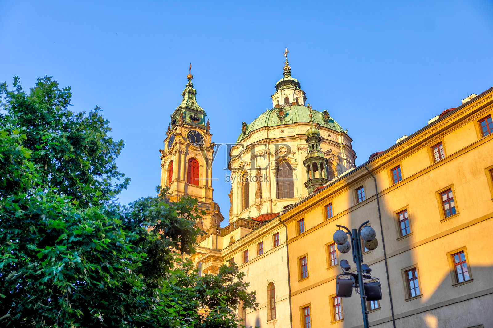 捷克共和国布拉格的圣尼古拉斯教堂照片摄影图片