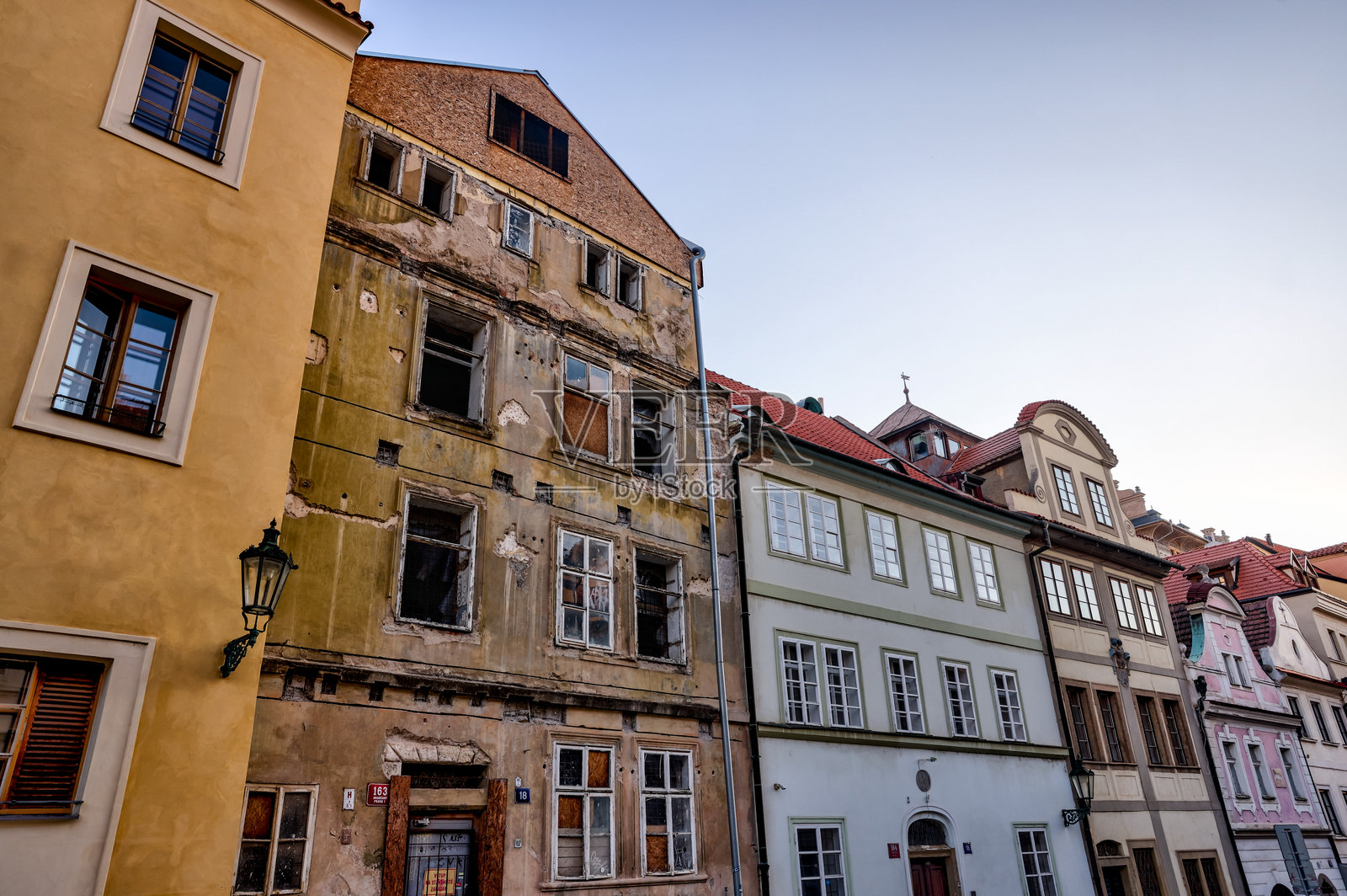 捷克共和国布拉格城堡下日出时安静的街道照片摄影图片