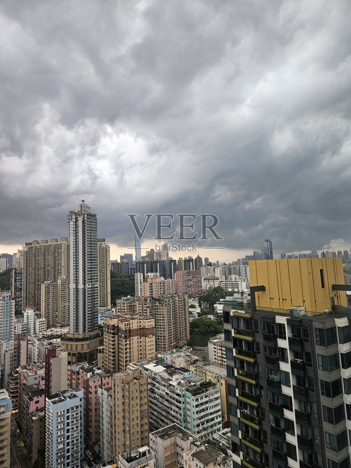 城市笼罩着乌云照片摄影图片