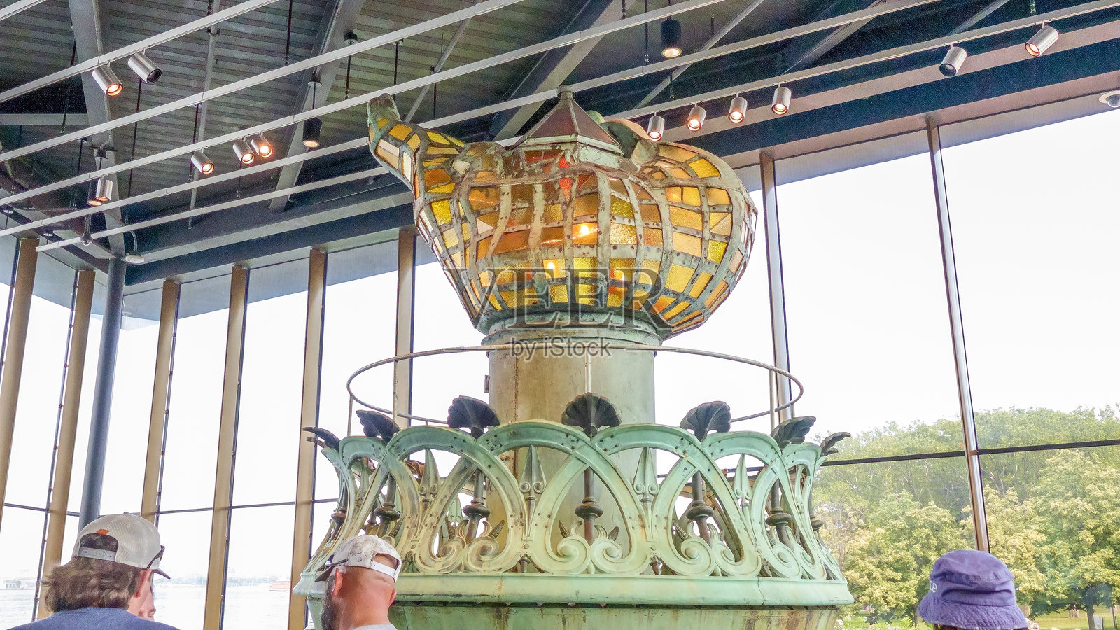 自由女神像的火炬是自由和民主的象征。孤立在白色背景上。美国纽约2023-07-30照片摄影图片