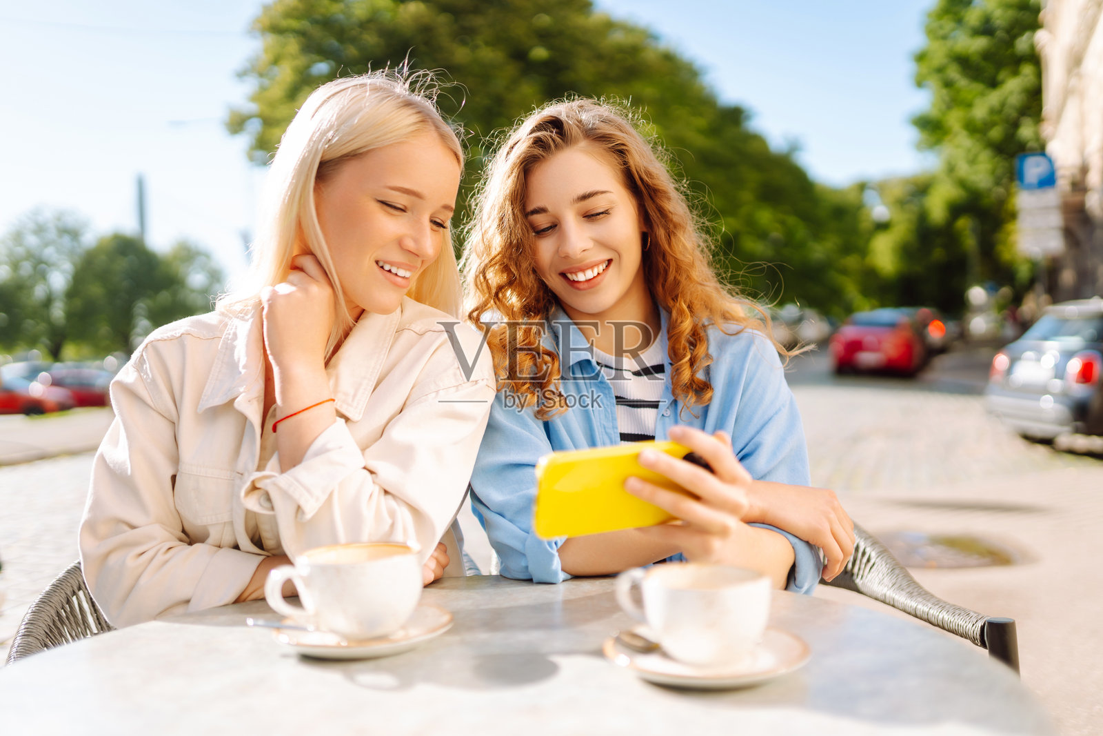 朋友们在户外咖啡馆分享快乐时光。照片摄影图片