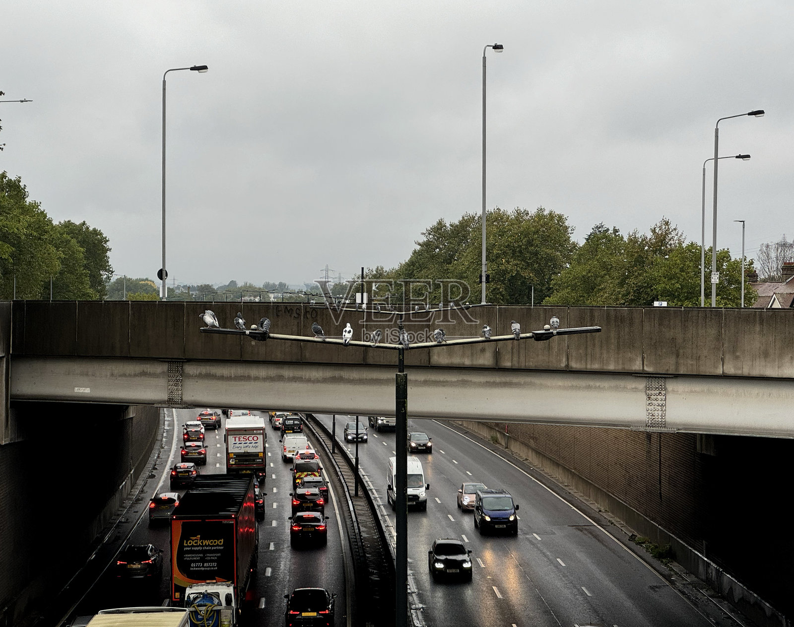 阴云密布的繁忙道路照片摄影图片