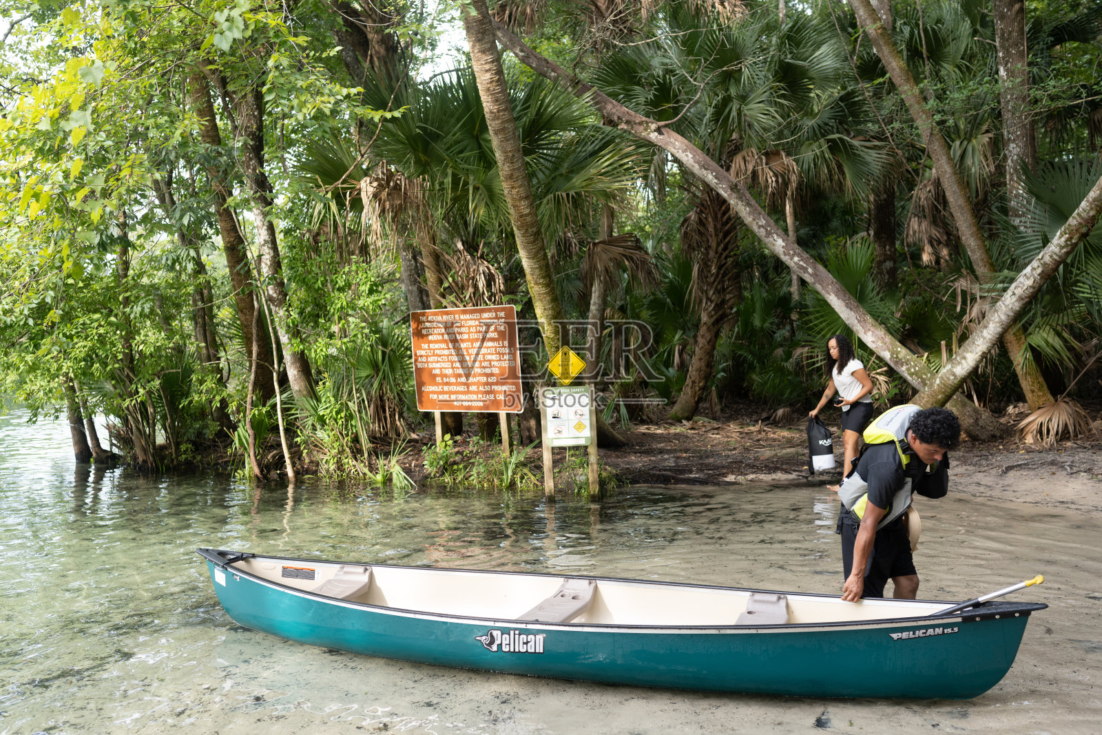 佛罗里达州维基瓦泉州立公园中的划艇男子照片摄影图片
