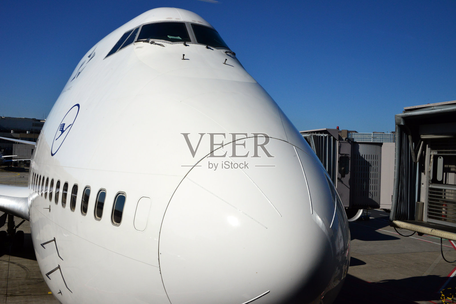 汉莎航空波音747-400，乘客登机桥上的戏剧性机头视角，德国法兰克福国际机场照片摄影图片