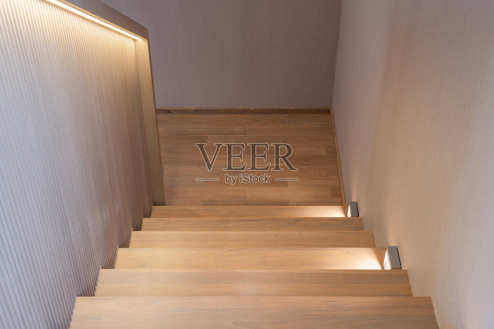 现代住宅室内的木制楼梯照片摄影图片