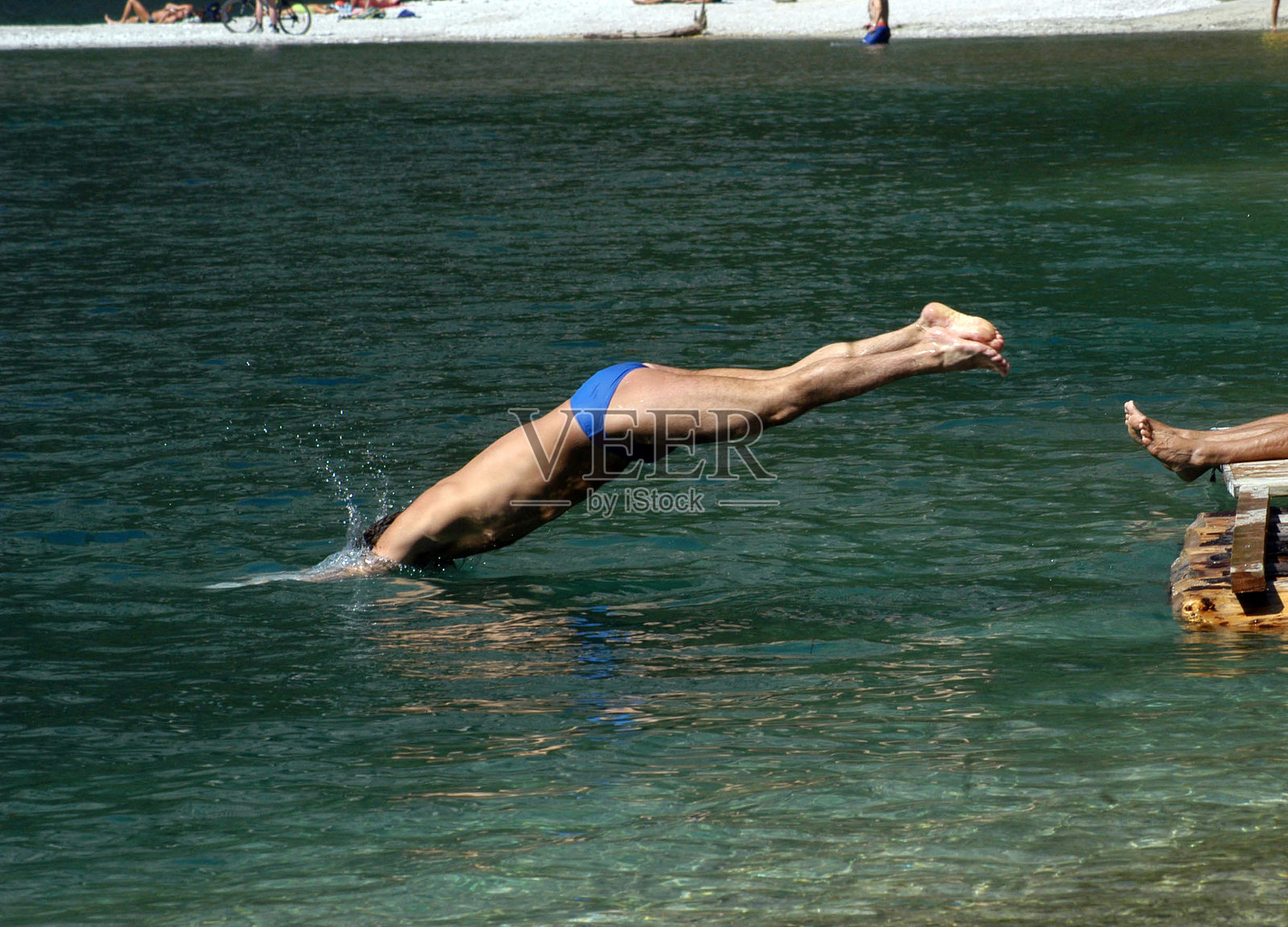 在山间湖泊中洗澡照片摄影图片
