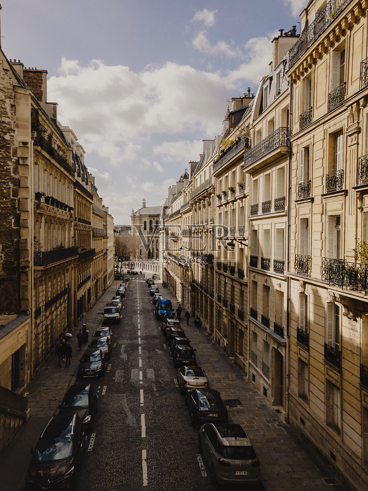 城市中高楼大厦间的街道与天空相映照片摄影图片