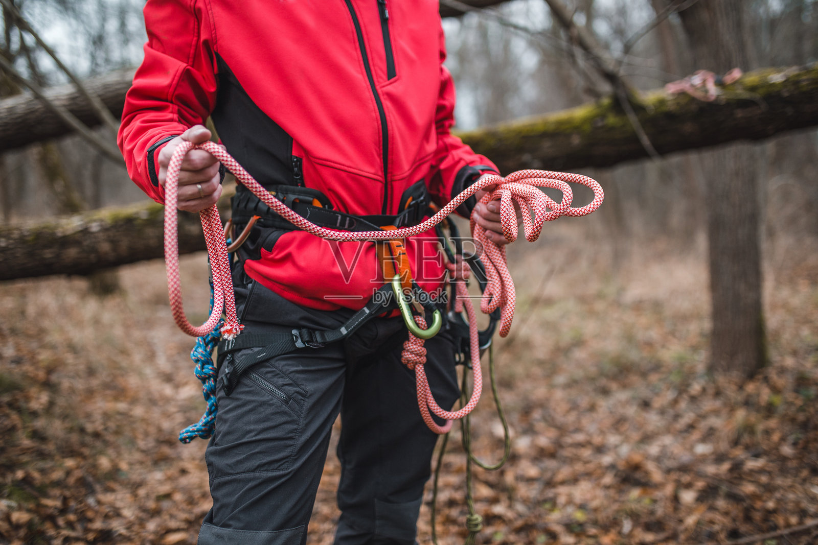 无法辨认的山地救援人员正在绳索上打结，准备进行救援任务照片摄影图片
