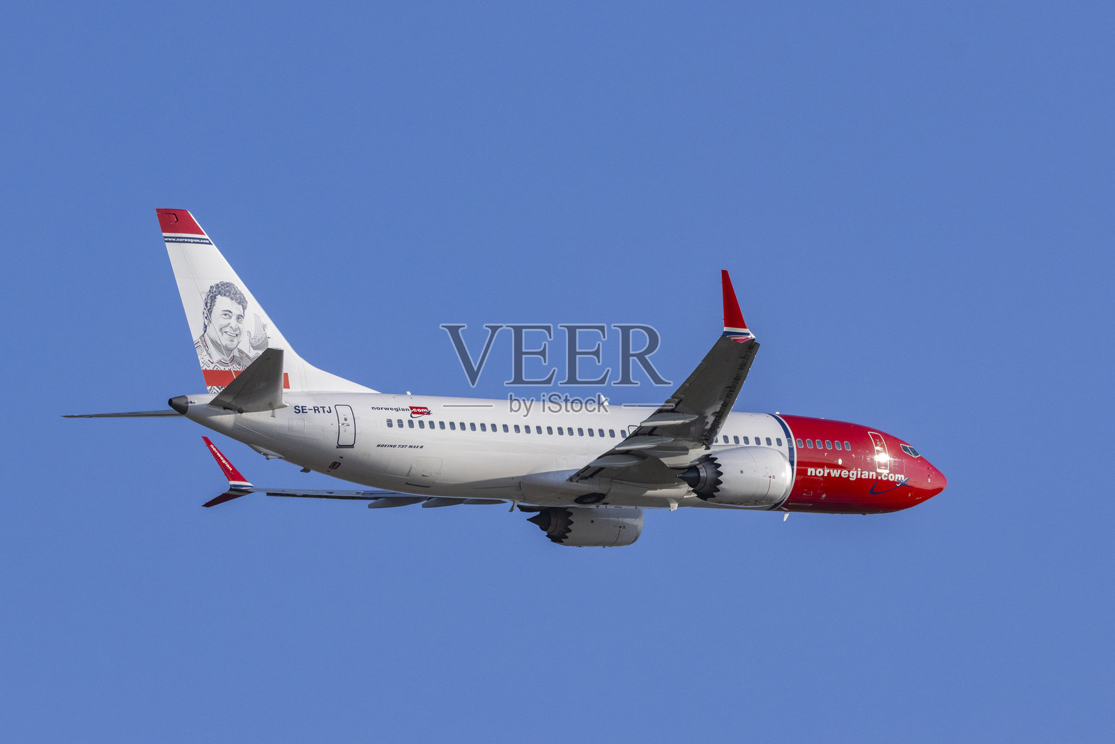 一架波音737 Max 8正在起飞照片摄影图片