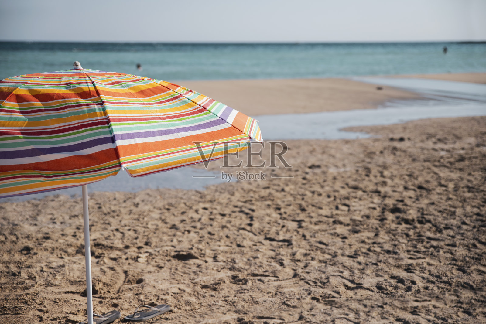 多彩的沙滩伞在沙滩上照片摄影图片