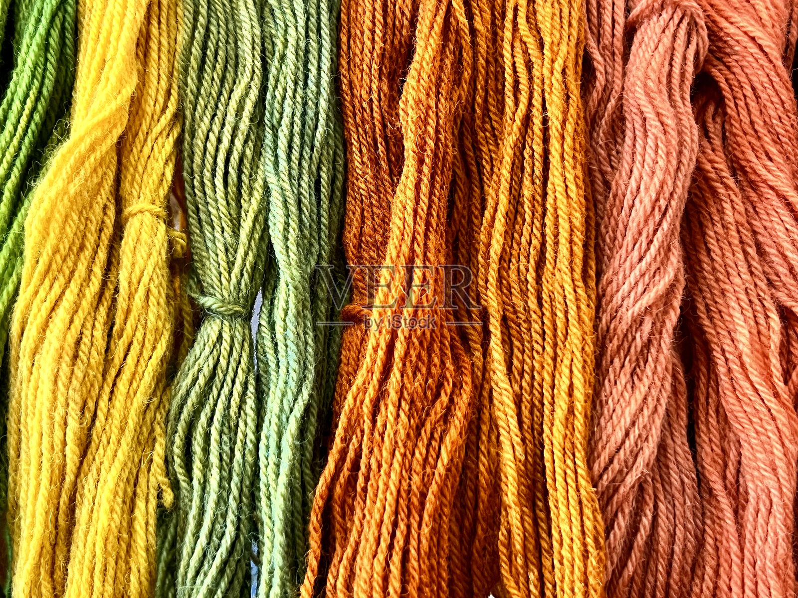 五彩缤纷的毛线团照片摄影图片