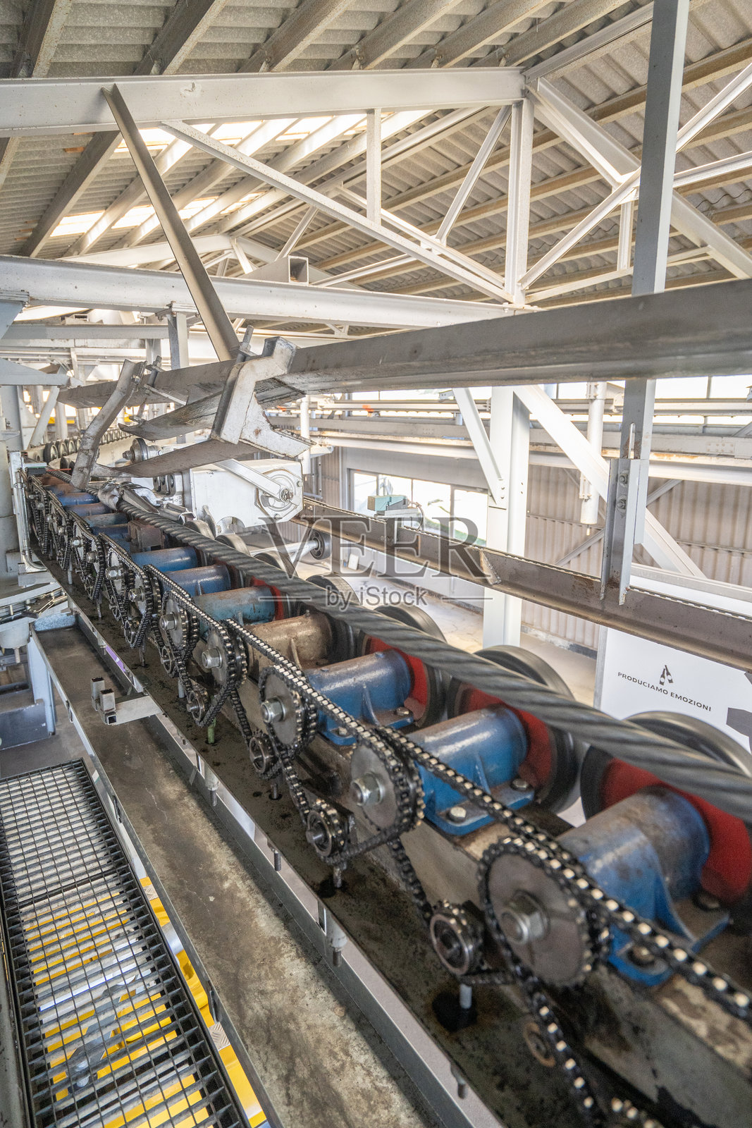 工业厂房中的齿轮和轮子照片摄影图片