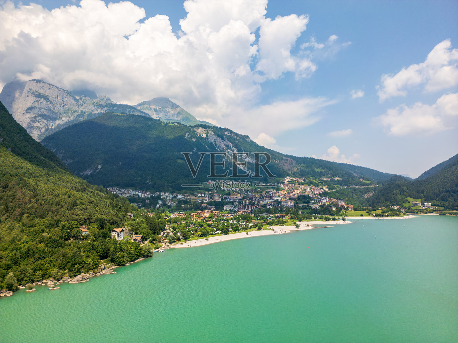 湖伊德罗周围被群山环绕的小意大利镇的鸟瞰图照片摄影图片