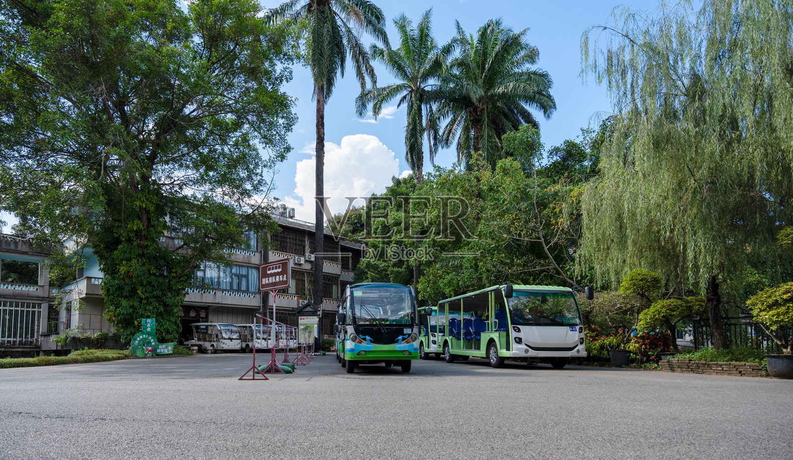 热带旅游景点观光电动车照片摄影图片