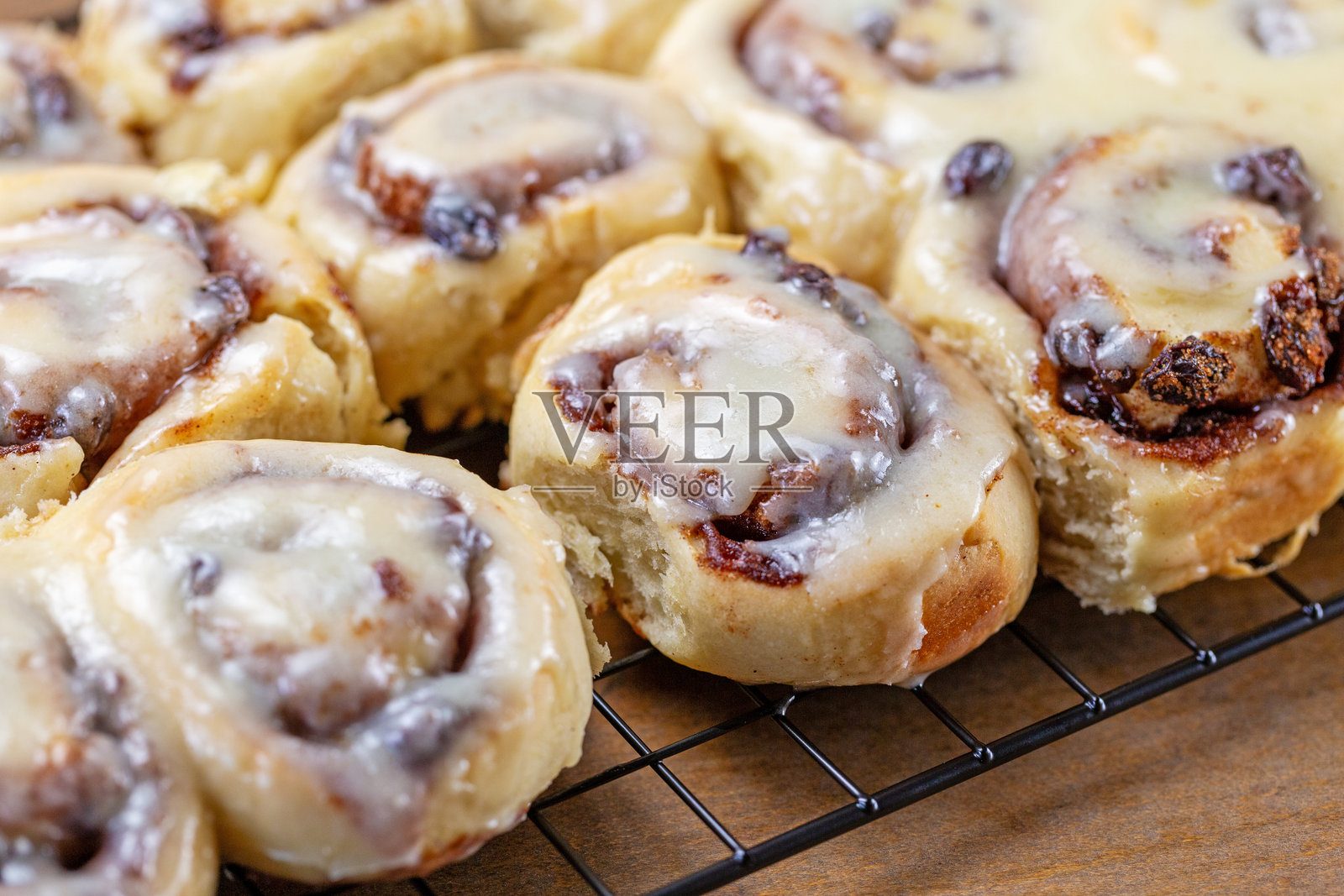 自制葡萄干肉桂卷配糖霜照片摄影图片