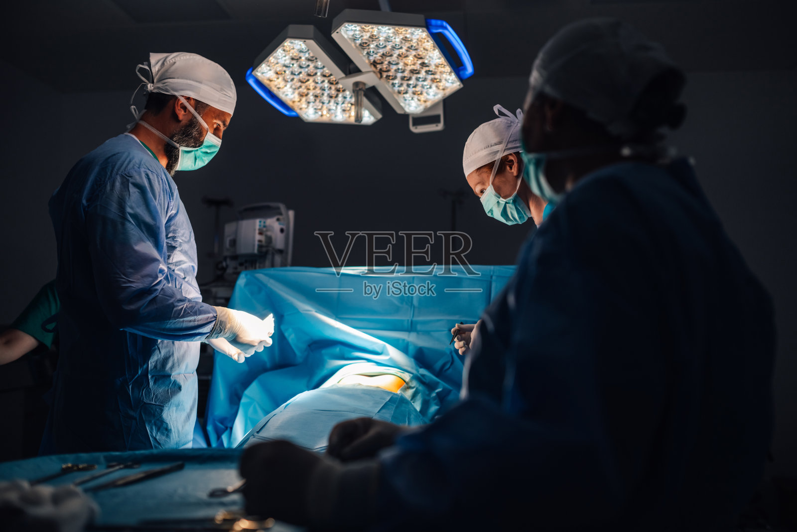 专注的外科团队在手术室进行复杂手术照片摄影图片
