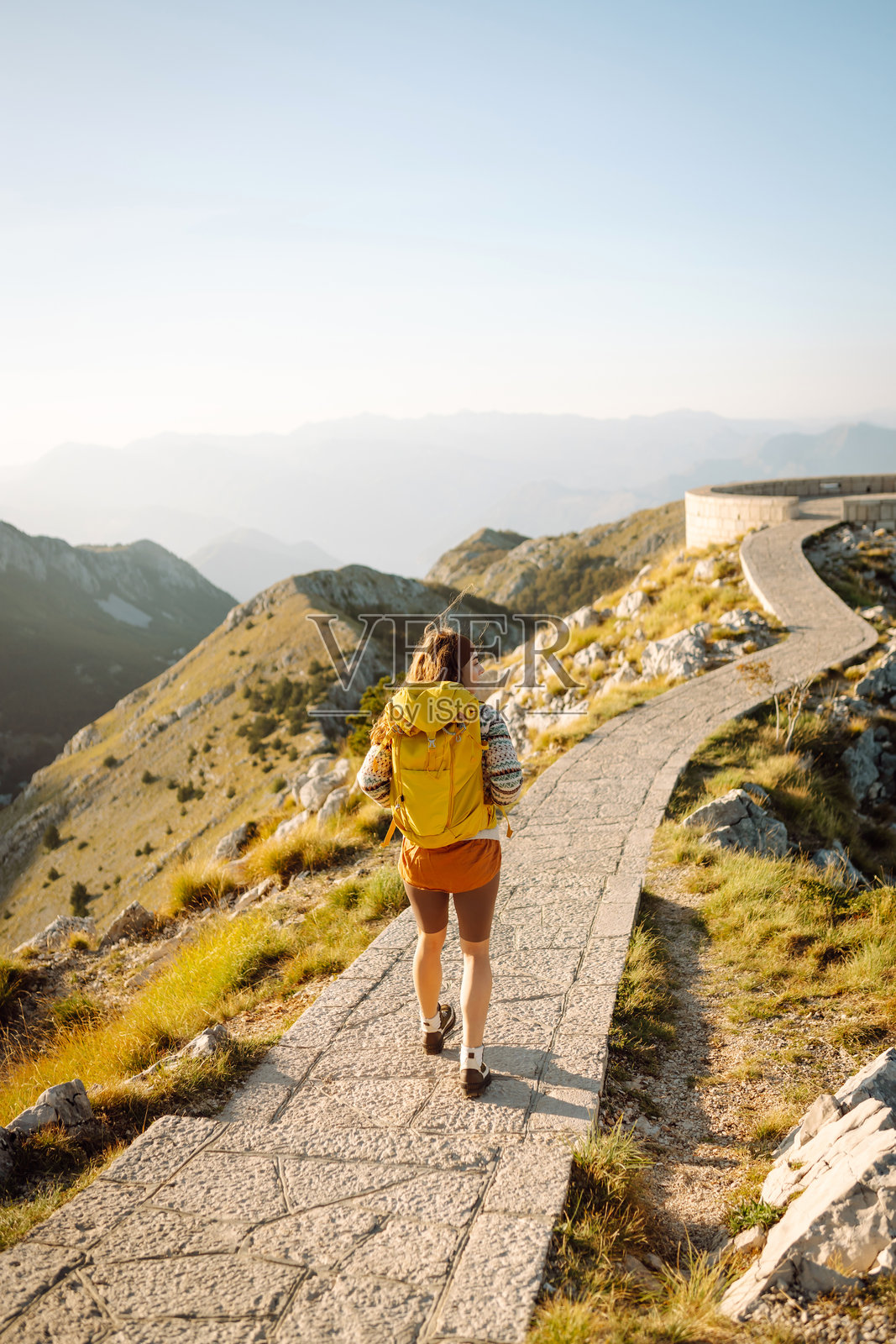 一位快乐的徒步旅行者欣赏山顶的壮丽景色照片摄影图片