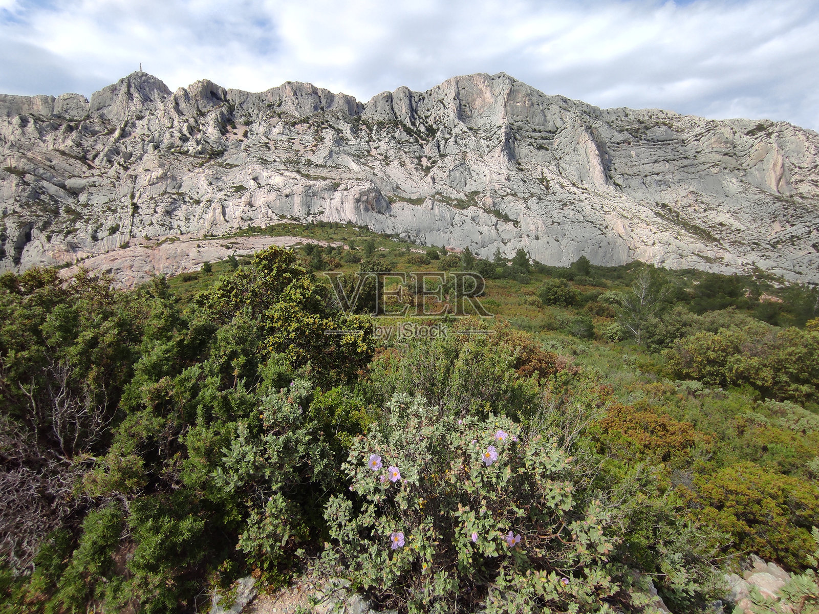 在法国普罗旺斯-阿尔卑斯-蓝色海岸大区布什-杜-罗讷省艾克斯-普罗旺斯附近的圣维克多山徒步旅行照片摄影图片