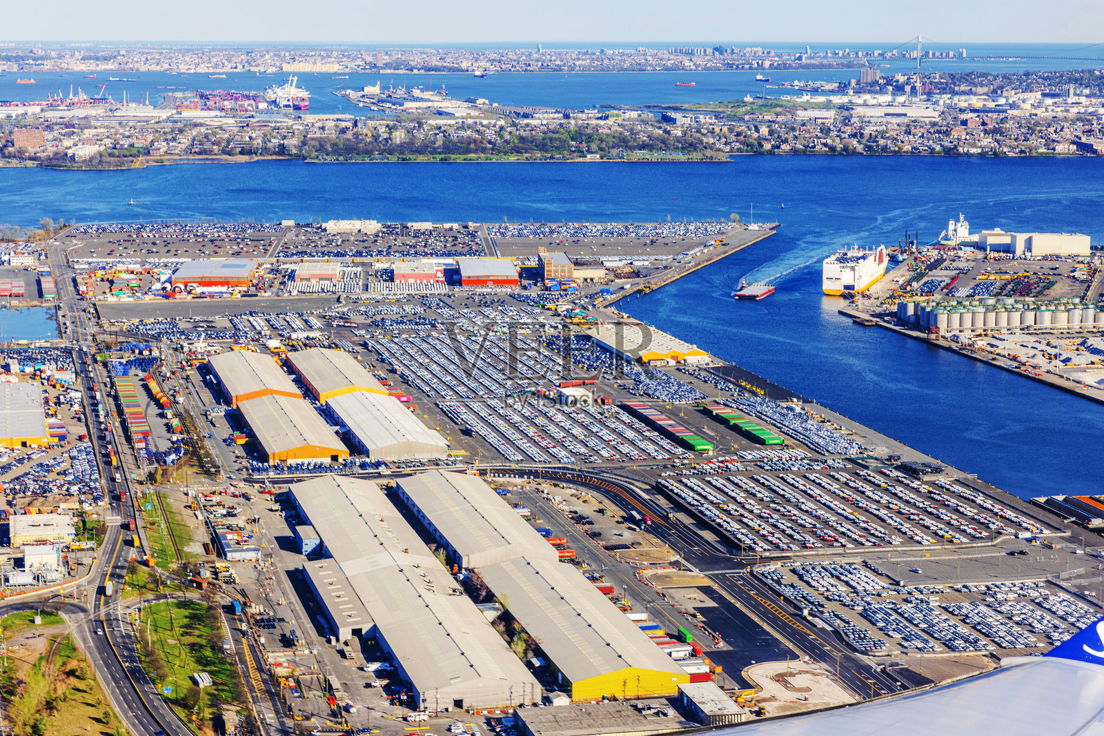 从飞机窗户俯瞰新泽西州纽瓦克和伊丽莎白港口的航运和物流区域。美国纽约。照片摄影图片