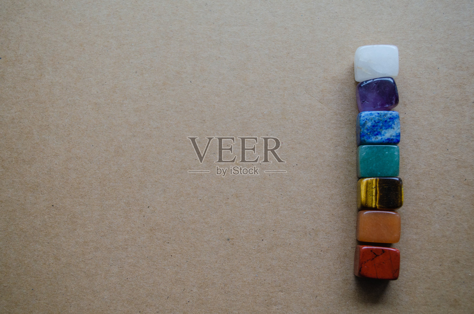 一套七个脉轮的彩色石头，用于冥想。照片摄影图片