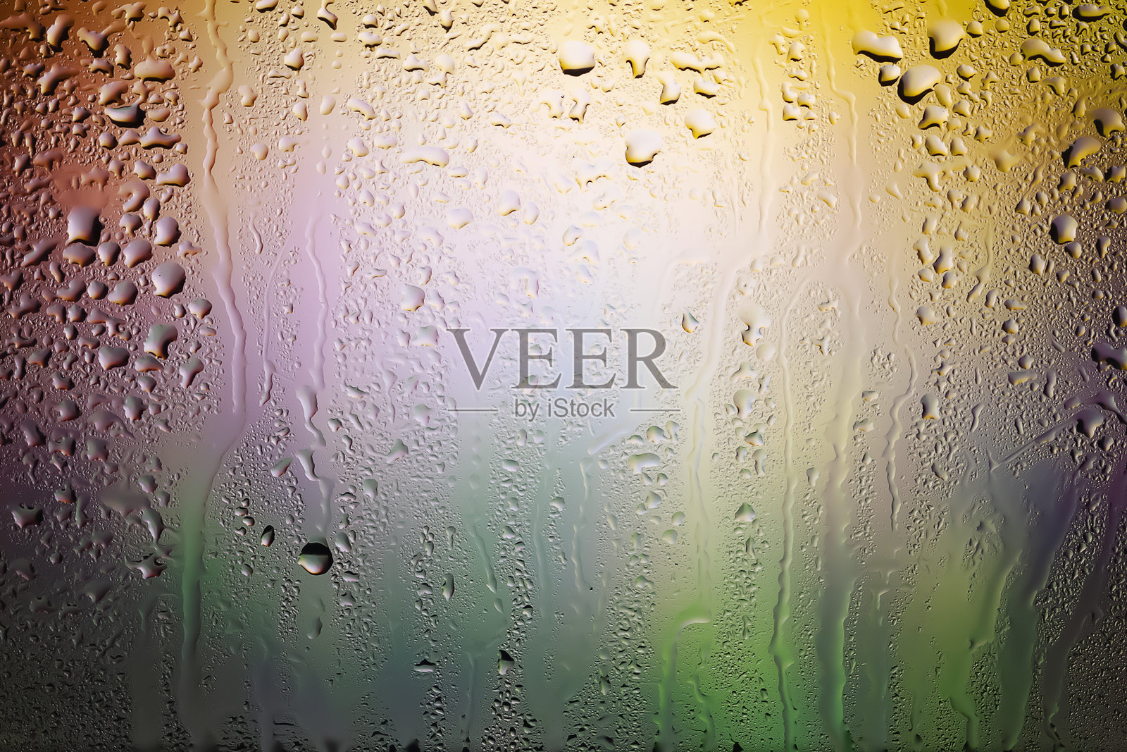 窗户上的雨滴。玻璃上的水珠。抽象背景。多彩的斑点。水滴的纹理。照片摄影图片