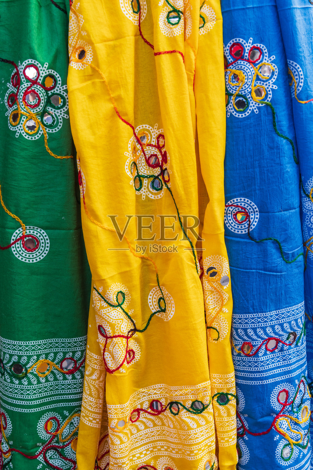 户外市场出售的五彩缤纷的围巾。照片摄影图片