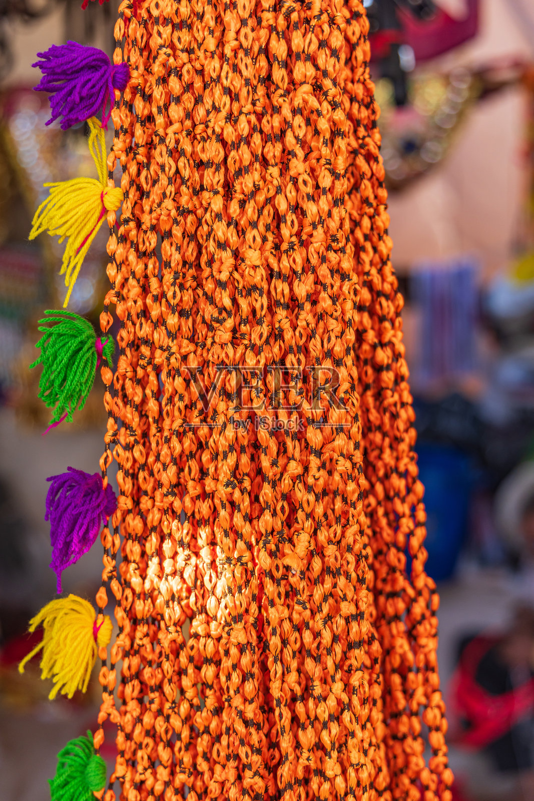 色彩鲜艳的骆驼装饰品。照片摄影图片