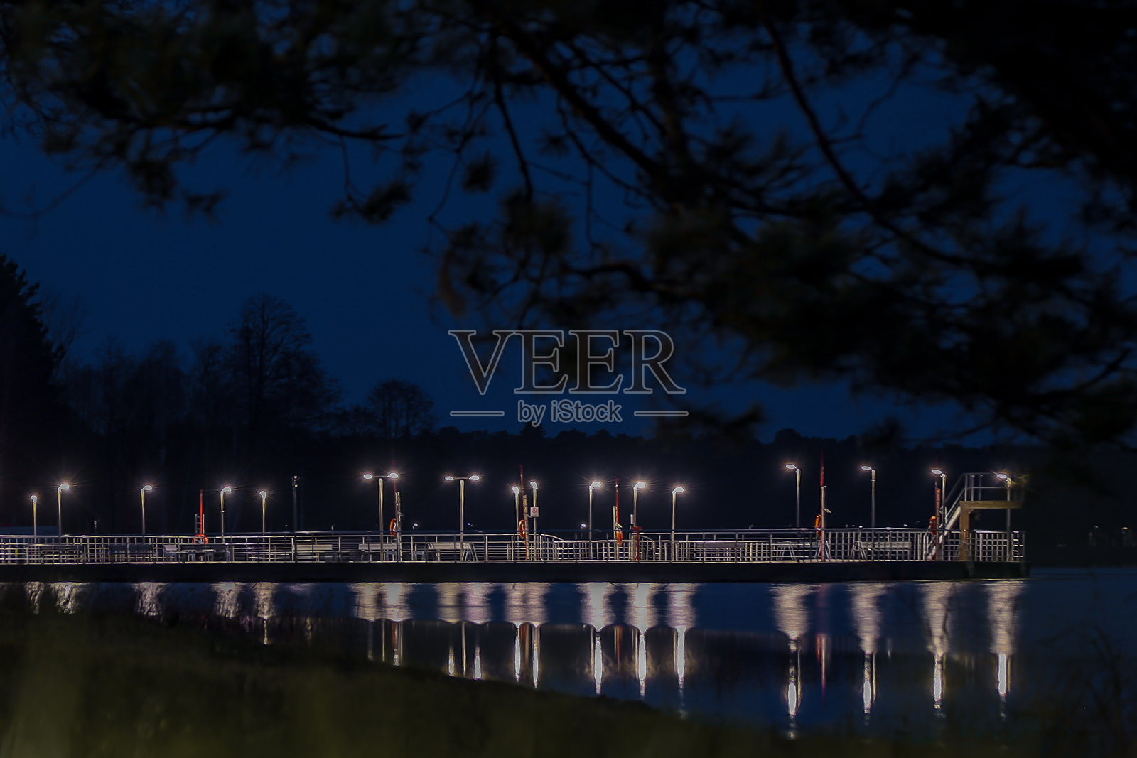 夜晚湖上的木栈道照片摄影图片