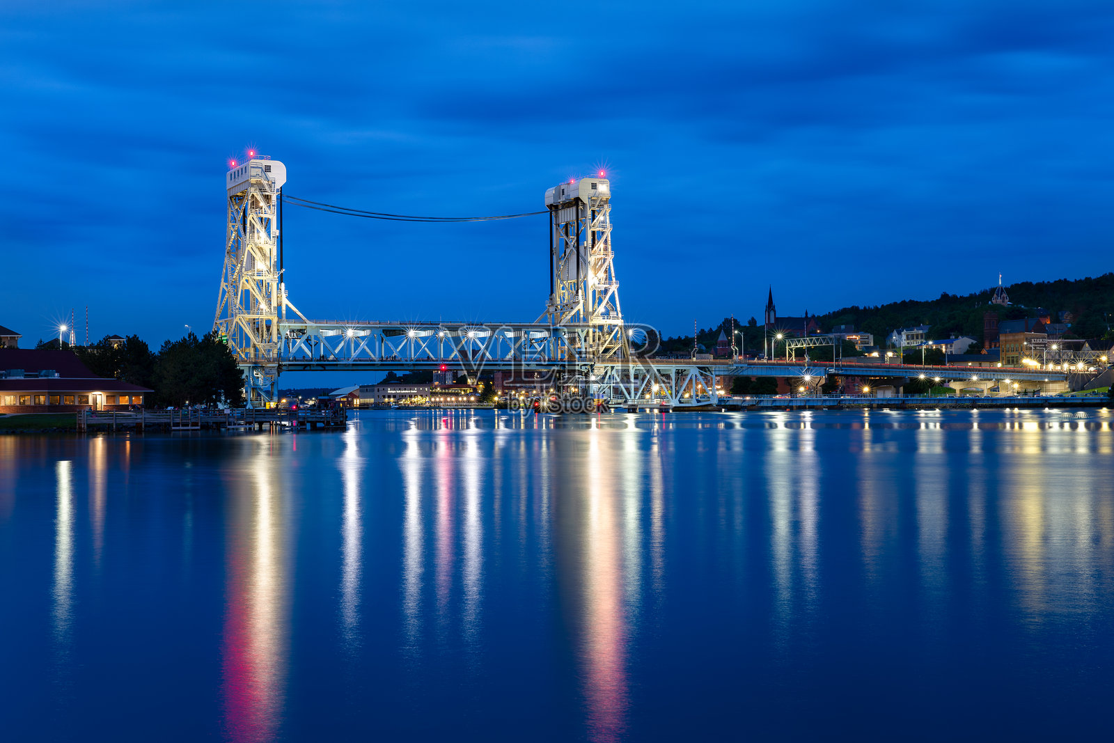 夜间的升降桥与水面上的光影倒影照片摄影图片
