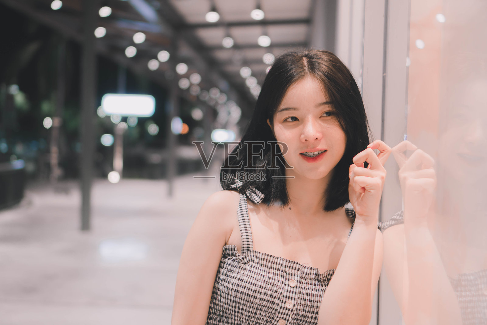 美丽的年轻女性敲门照片摄影图片