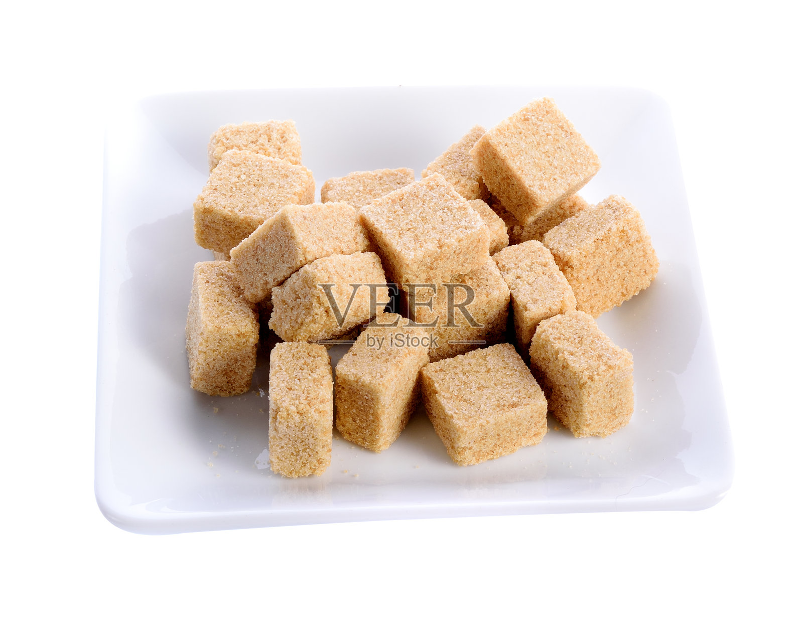 白色背景上的白色盘子里的糖块照片摄影图片