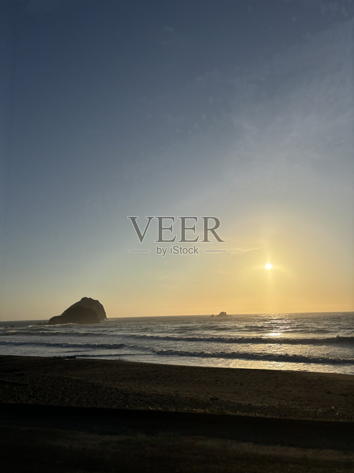 海滩上的日出日落，背后是森林照片摄影图片