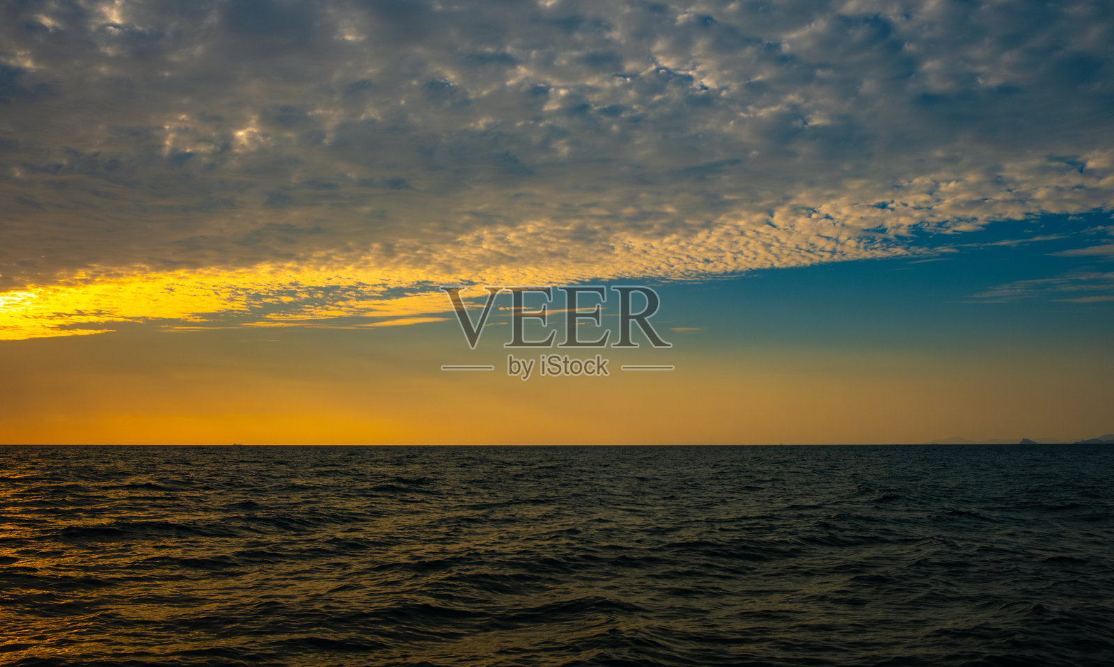 全景天际线景观，夕阳在晚空中落下，五彩斑斓的云彩和美丽的云朵图案，在柔和的光线下，海边的傍晚。照片摄影图片