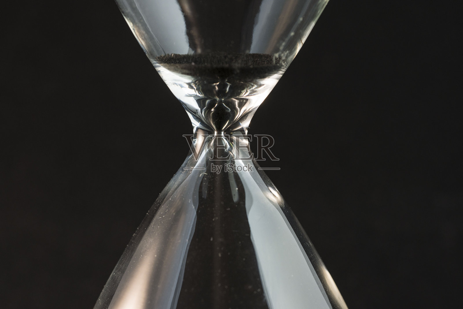 黑色背景下的沙漏特写照片摄影图片