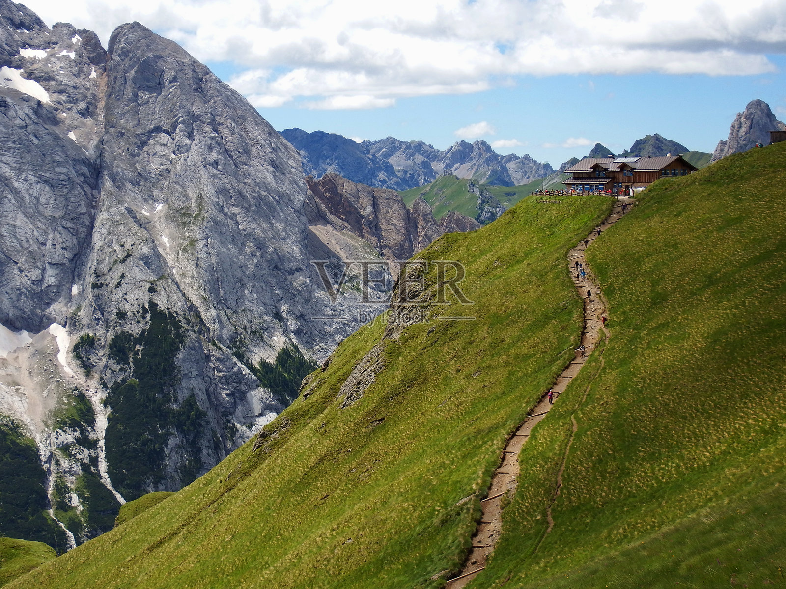 马尔莫拉达山脉，从阿尔塔维亚多洛米蒂小径俯瞰穆隆岩壁照片摄影图片